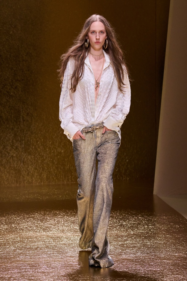 من كيليوباترا إلى جين بيركين مجموعة روبيرتو كافالي لموسم ربيع وصيف 2026