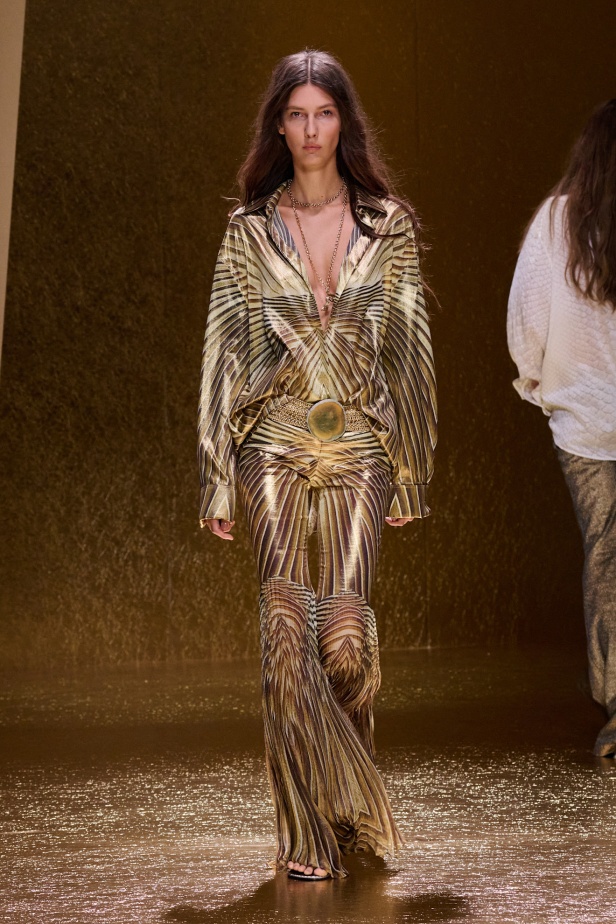 من كيليوباترا إلى جين بيركين مجموعة روبيرتو كافالي لموسم ربيع وصيف 2026