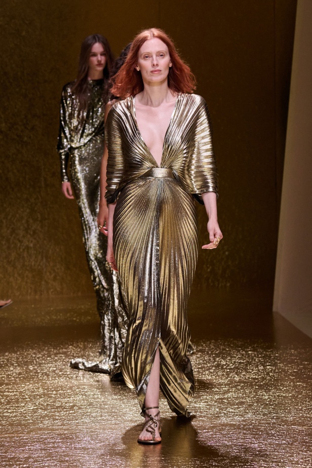 من كيليوباترا إلى جين بيركين مجموعة روبيرتو كافالي لموسم ربيع وصيف 2026