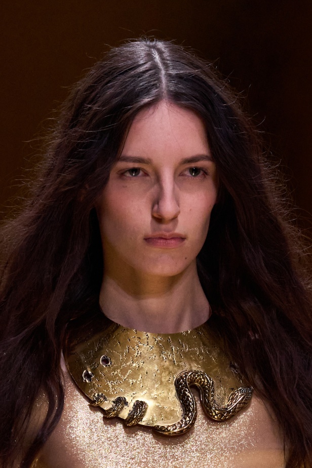 من كيليوباترا إلى جين بيركين مجموعة روبيرتو كافالي لموسم ربيع وصيف 2026