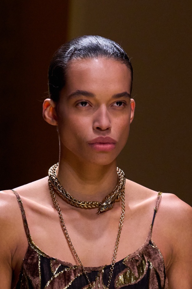 من كيليوباترا إلى جين بيركين مجموعة روبيرتو كافالي لموسم ربيع وصيف 2026