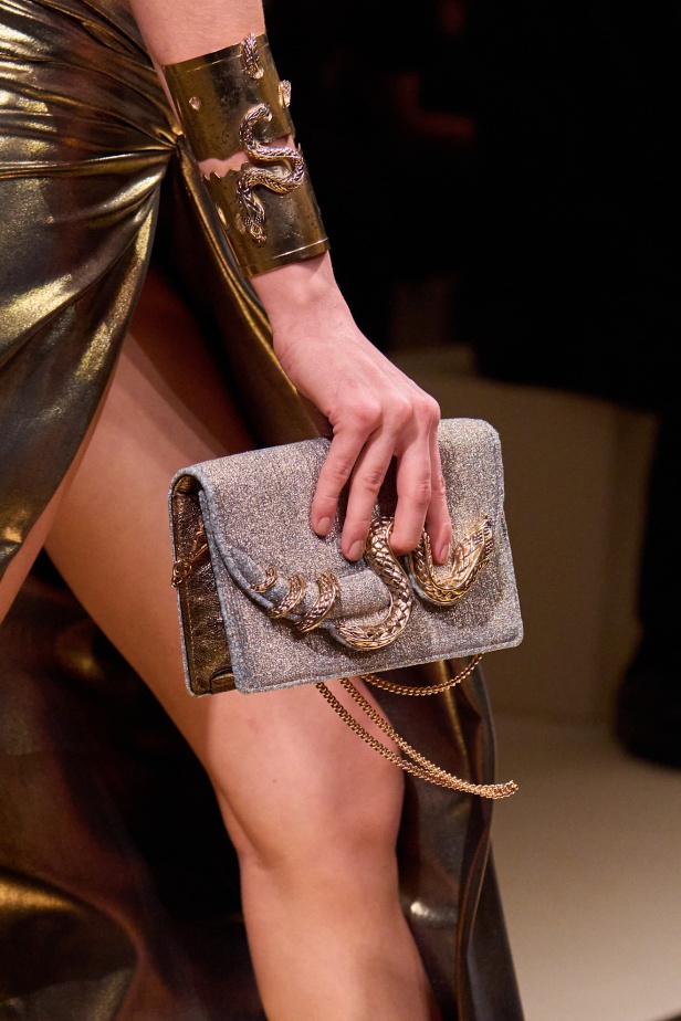 من كيليوباترا إلى جين بيركين مجموعة روبيرتو كافالي لموسم ربيع وصيف 2026