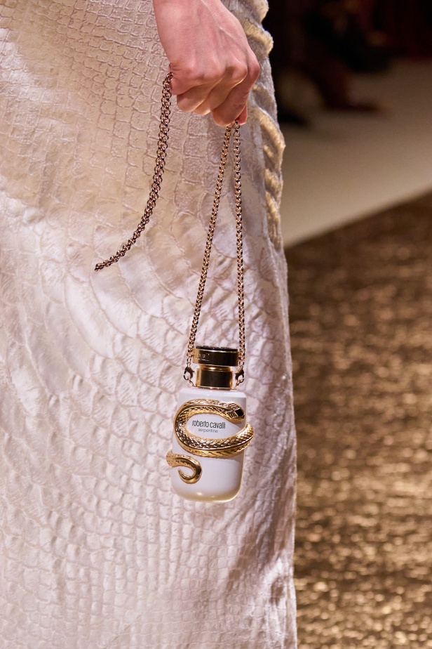 من كيليوباترا إلى جين بيركين مجموعة روبيرتو كافالي لموسم ربيع وصيف 2026