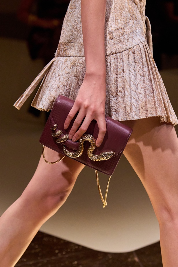 من كيليوباترا إلى جين بيركين مجموعة روبيرتو كافالي لموسم ربيع وصيف 2026