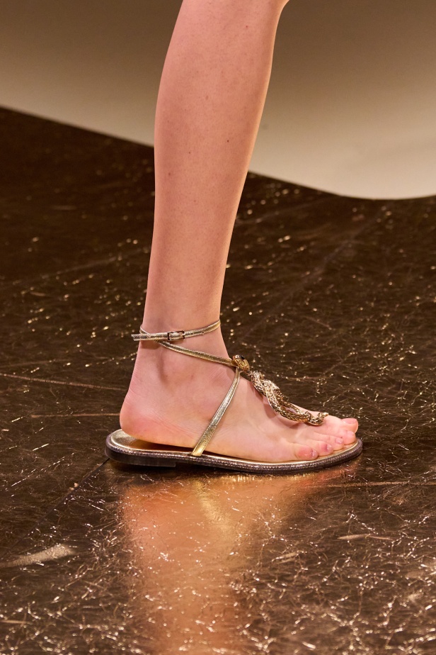 من كيليوباترا إلى جين بيركين مجموعة روبيرتو كافالي لموسم ربيع وصيف 2026