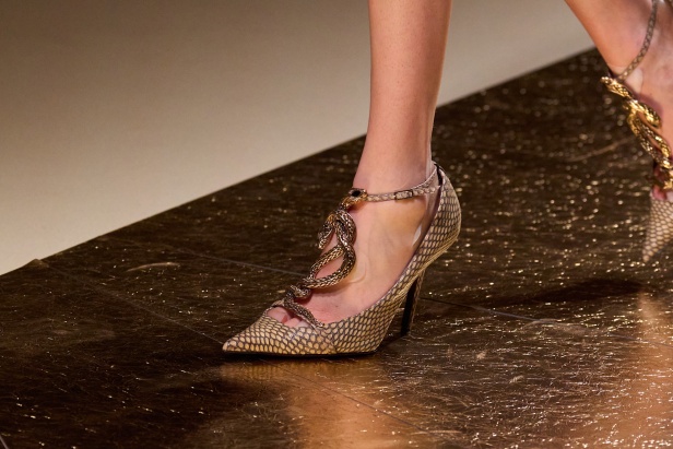 من كيليوباترا إلى جين بيركين مجموعة روبيرتو كافالي لموسم ربيع وصيف 2026