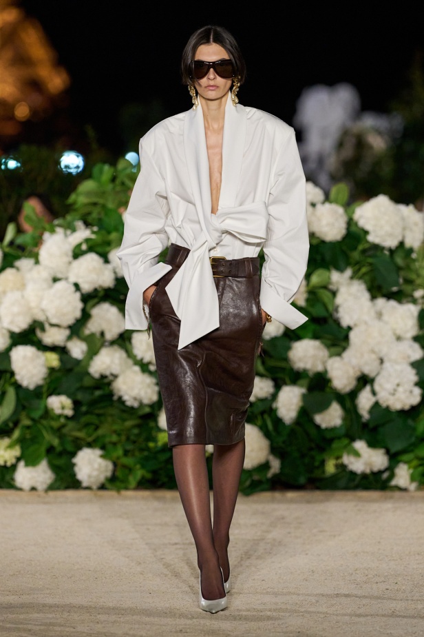 الأناقة الباريسية وملامح الثمانينات في مجموعة Saint Laurent ربيع وصيف 2026