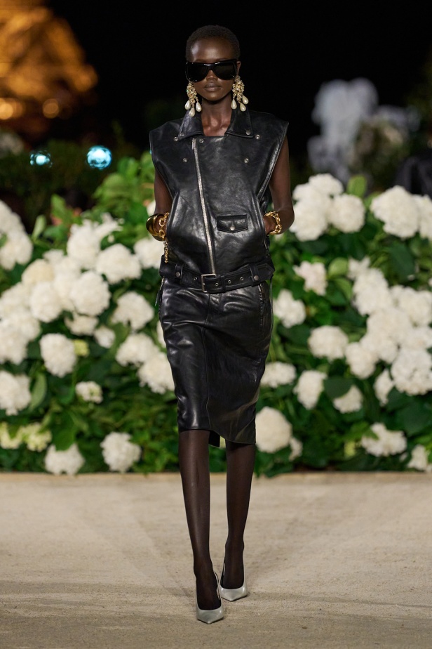 الأناقة الباريسية وملامح الثمانينات في مجموعة Saint Laurent ربيع وصيف 2026