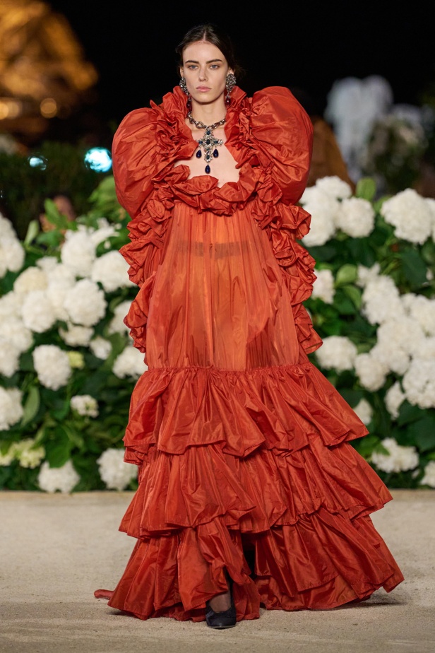 الأناقة الباريسية وملامح الثمانينات في مجموعة Saint Laurent ربيع وصيف 2026