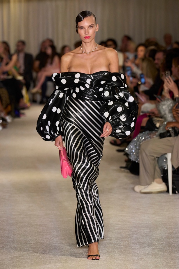 مجموعة Christian Siriano لربيع وصيف 2026 تحاكي الطابع الأنثوي