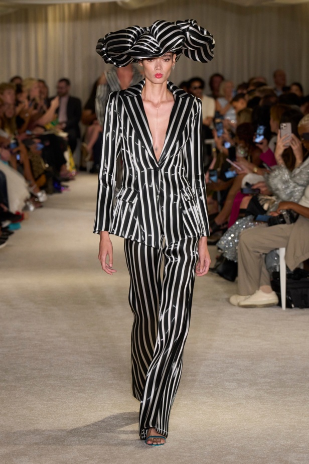 مجموعة Christian Siriano لربيع وصيف 2026 تحاكي الطابع الأنثوي