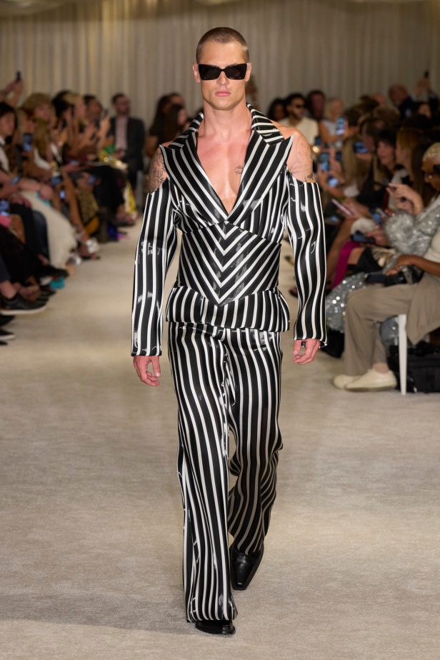 مجموعة Christian Siriano لربيع وصيف 2026 تحاكي الطابع الأنثوي