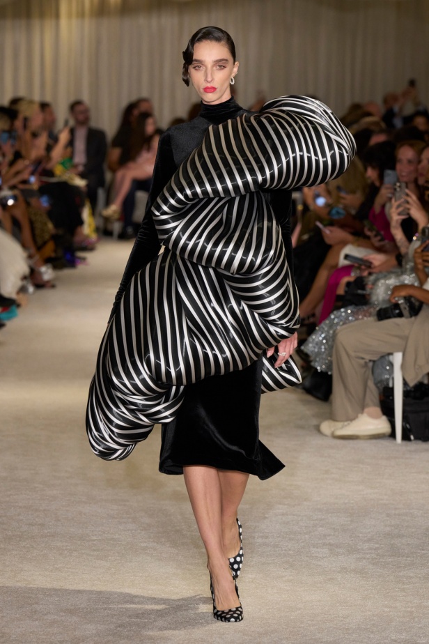 مجموعة Christian Siriano لربيع وصيف 2026 تحاكي الطابع الأنثوي