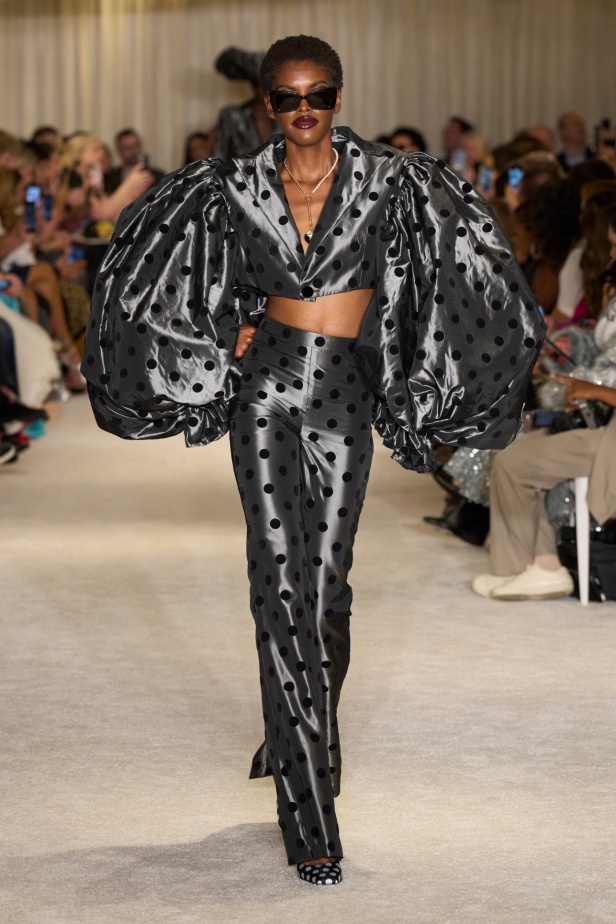 مجموعة Christian Siriano لربيع وصيف 2026 تحاكي الطابع الأنثوي