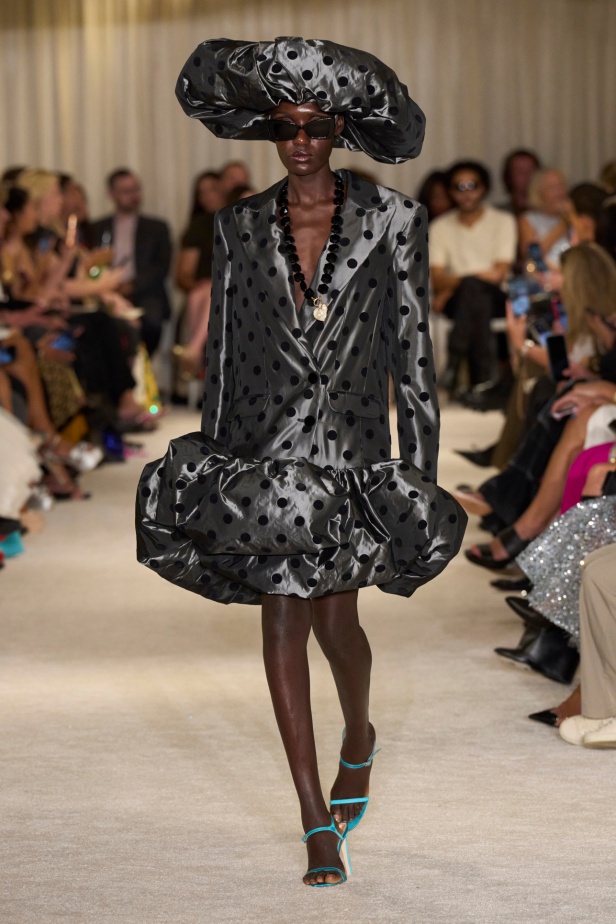 مجموعة Christian Siriano لربيع وصيف 2026 تحاكي الطابع الأنثوي