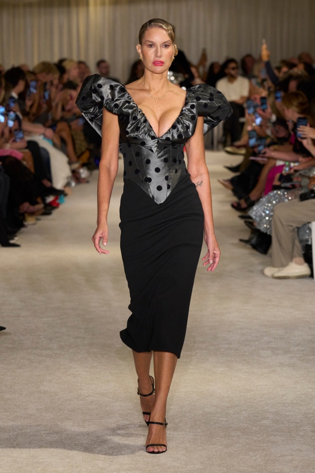 مجموعة Christian Siriano لربيع وصيف 2026 تحاكي الطابع الأنثوي