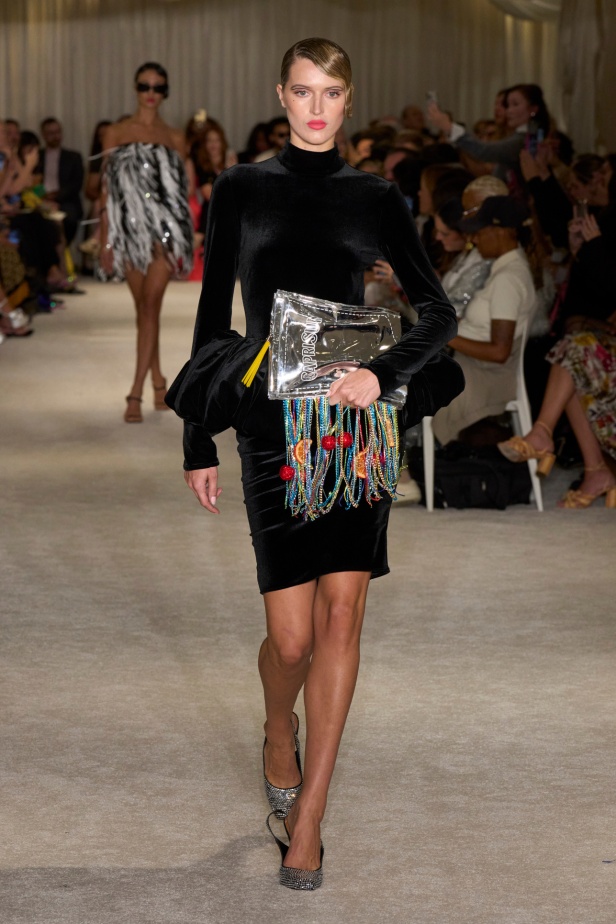 مجموعة Christian Siriano لربيع وصيف 2026 تحاكي الطابع الأنثوي