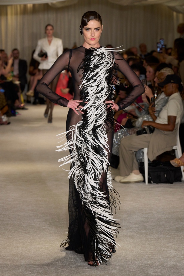 مجموعة Christian Siriano لربيع وصيف 2026 تحاكي الطابع الأنثوي