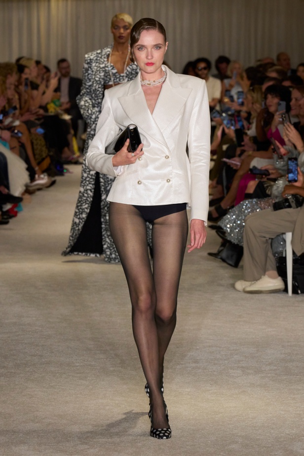 مجموعة Christian Siriano لربيع وصيف 2026 تحاكي الطابع الأنثوي