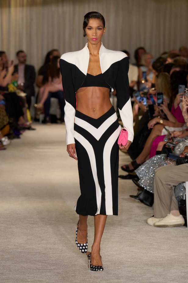 مجموعة Christian Siriano لربيع وصيف 2026 تحاكي الطابع الأنثوي