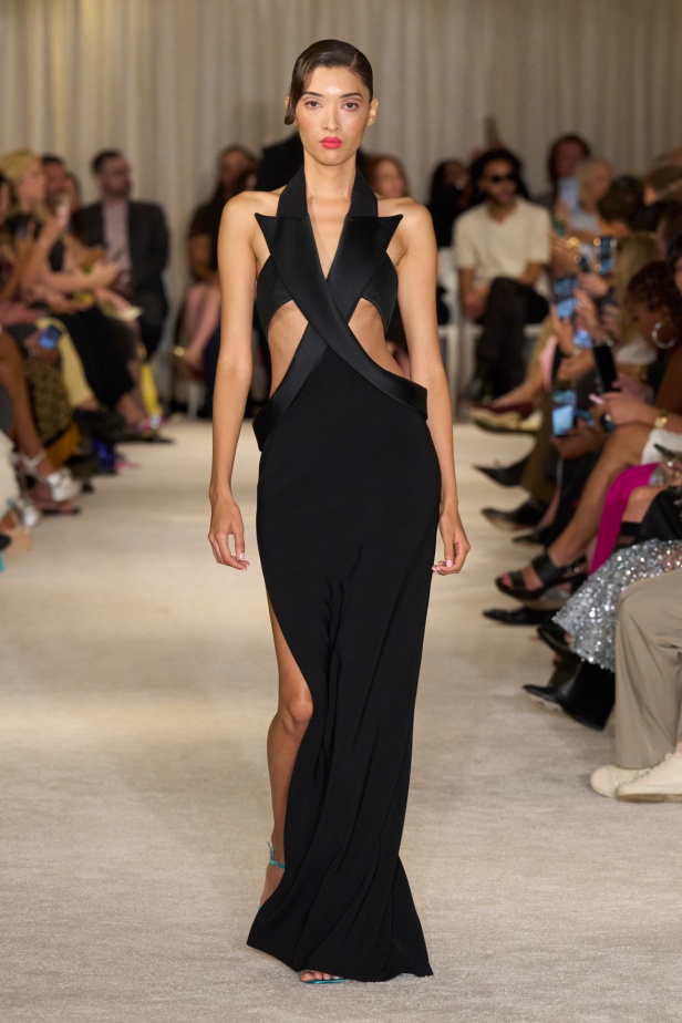 مجموعة Christian Siriano لربيع وصيف 2026 تحاكي الطابع الأنثوي