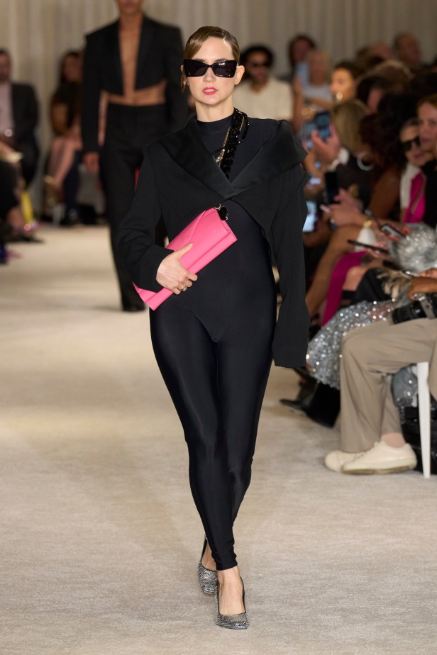 مجموعة Christian Siriano لربيع وصيف 2026 تحاكي الطابع الأنثوي