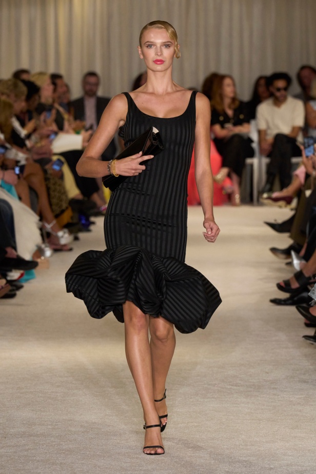 مجموعة Christian Siriano لربيع وصيف 2026 تحاكي الطابع الأنثوي