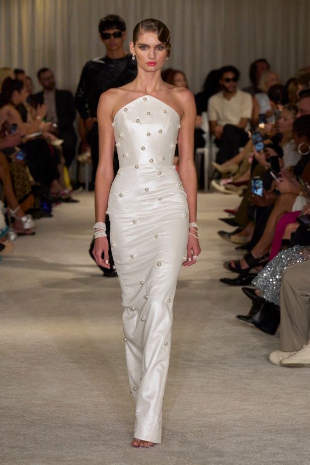 مجموعة Christian Siriano لربيع وصيف 2026 تحاكي الطابع الأنثوي