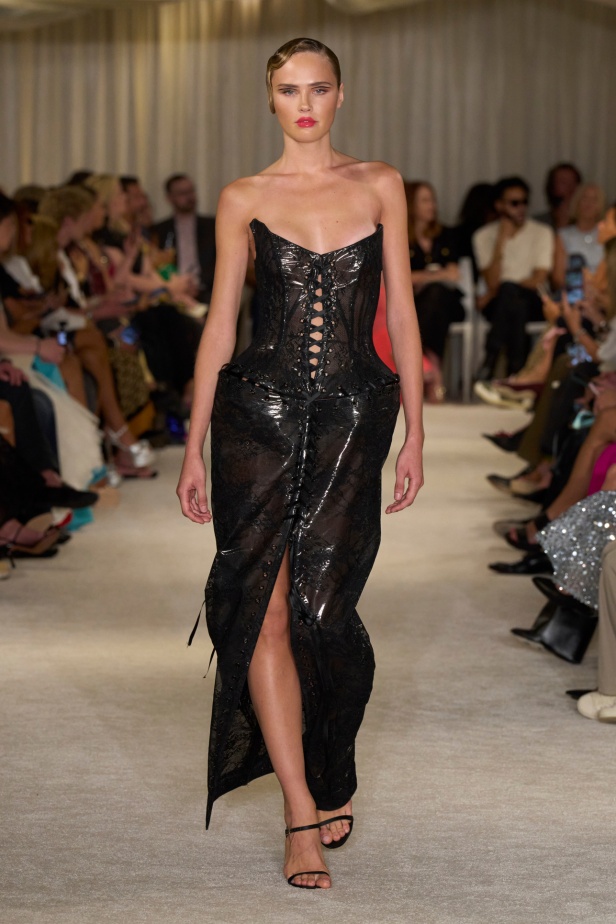 مجموعة Christian Siriano لربيع وصيف 2026 تحاكي الطابع الأنثوي