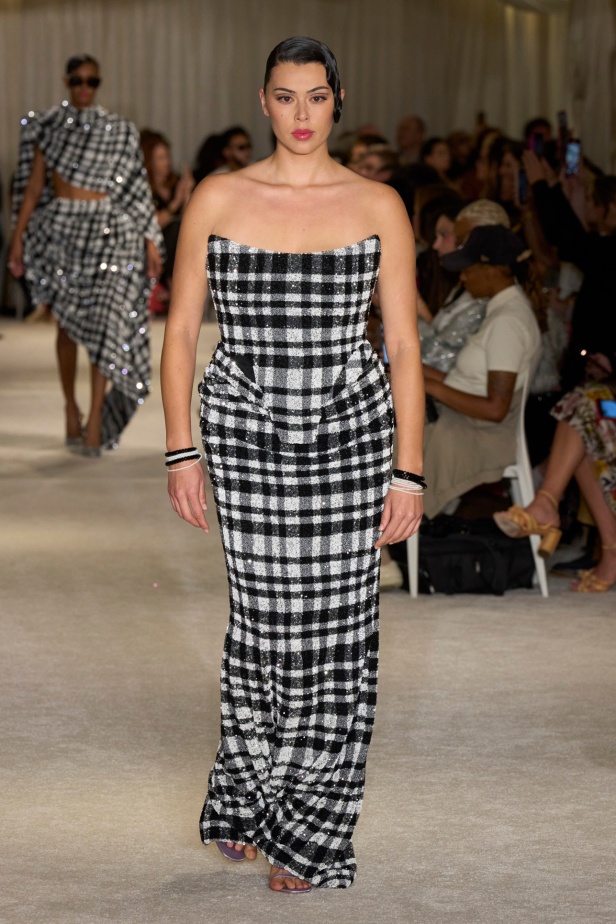 مجموعة Christian Siriano لربيع وصيف 2026 تحاكي الطابع الأنثوي