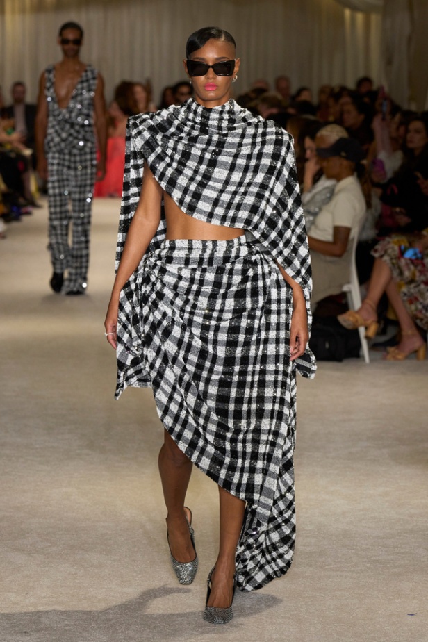 مجموعة Christian Siriano لربيع وصيف 2026 تحاكي الطابع الأنثوي