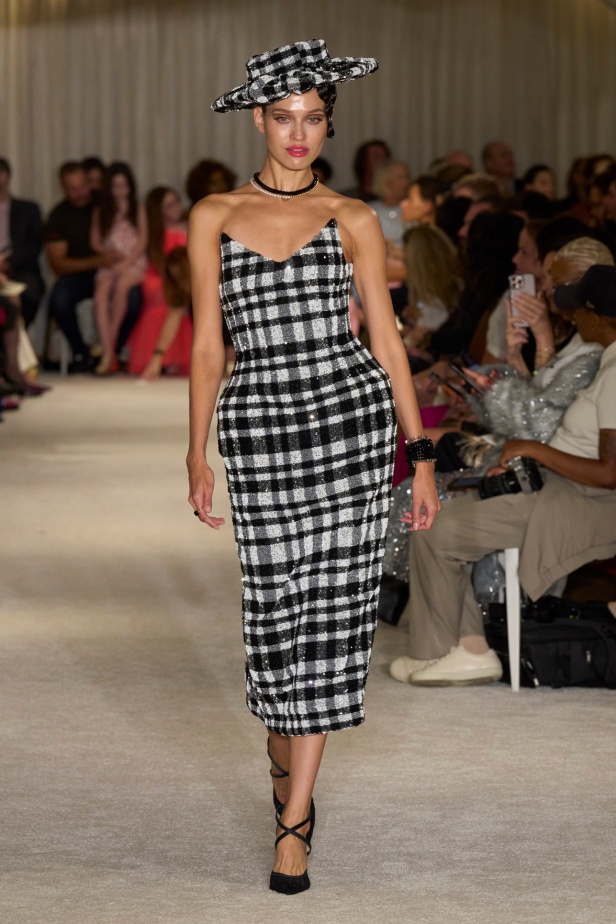 مجموعة Christian Siriano لربيع وصيف 2026 تحاكي الطابع الأنثوي