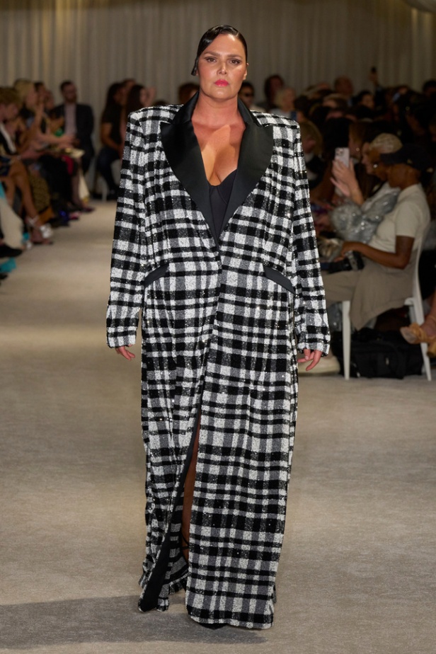 مجموعة Christian Siriano لربيع وصيف 2026 تحاكي الطابع الأنثوي