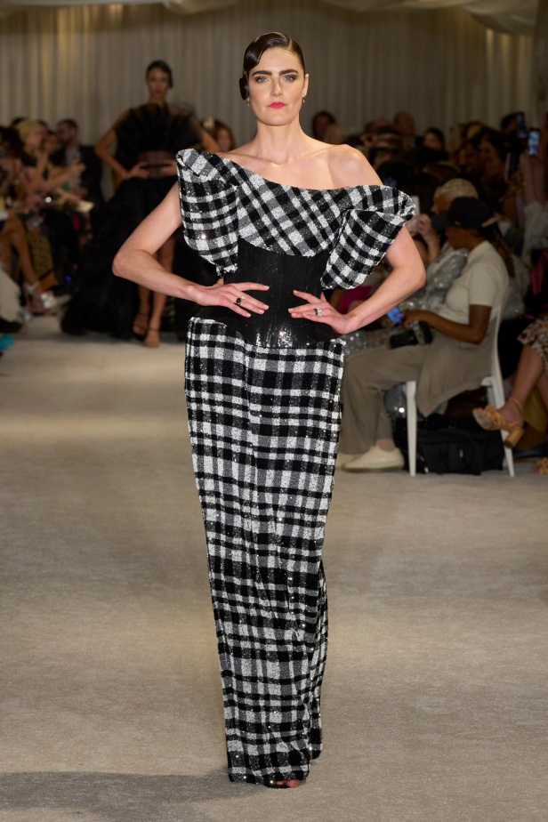 مجموعة Christian Siriano لربيع وصيف 2026 تحاكي الطابع الأنثوي