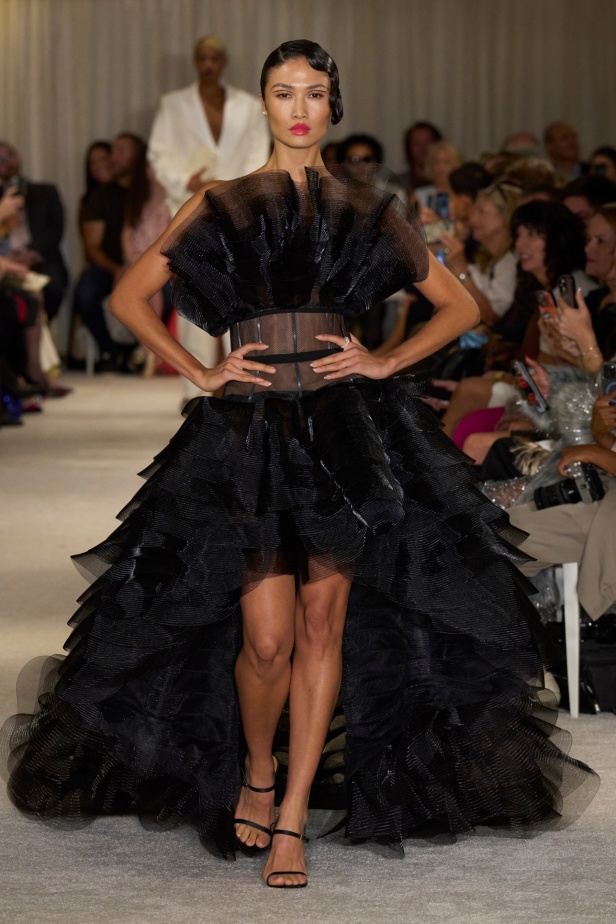 مجموعة Christian Siriano لربيع وصيف 2026 تحاكي الطابع الأنثوي