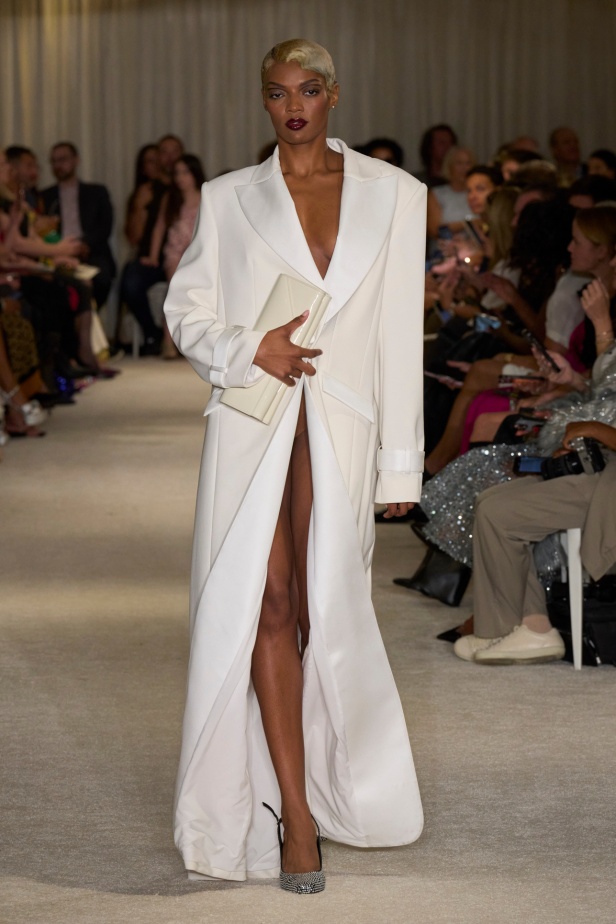 مجموعة Christian Siriano لربيع وصيف 2026 تحاكي الطابع الأنثوي