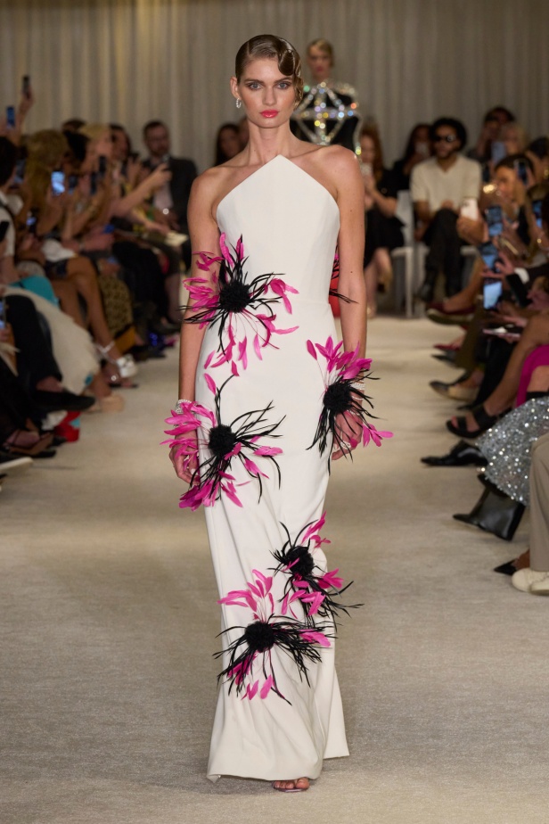 مجموعة Christian Siriano لربيع وصيف 2026 تحاكي الطابع الأنثوي