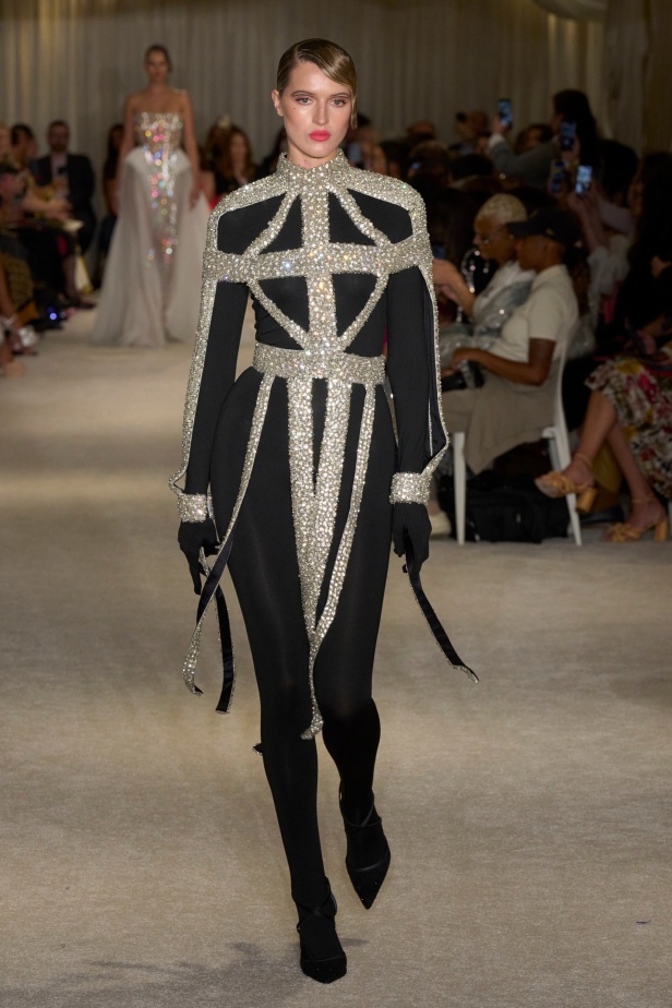 مجموعة Christian Siriano لربيع وصيف 2026 تحاكي الطابع الأنثوي