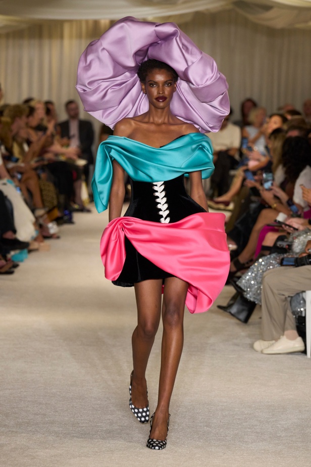 مجموعة Christian Siriano لربيع وصيف 2026 تحاكي الطابع الأنثوي