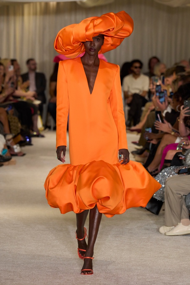 مجموعة Christian Siriano لربيع وصيف 2026 تحاكي الطابع الأنثوي