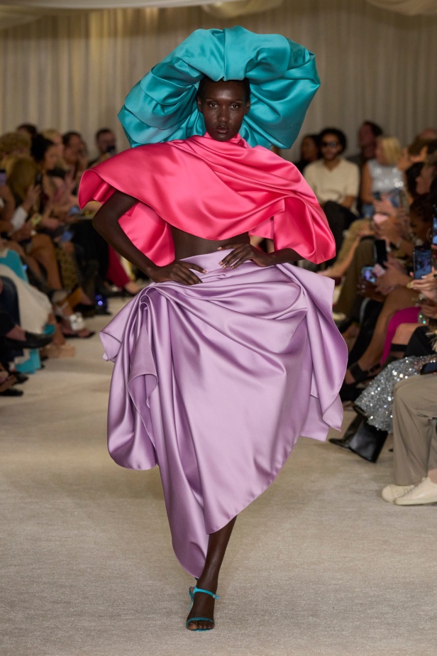 مجموعة Christian Siriano لربيع وصيف 2026 تحاكي الطابع الأنثوي