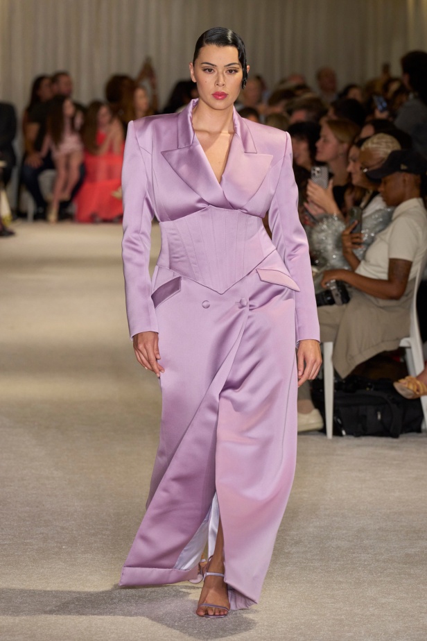 مجموعة Christian Siriano لربيع وصيف 2026 تحاكي الطابع الأنثوي