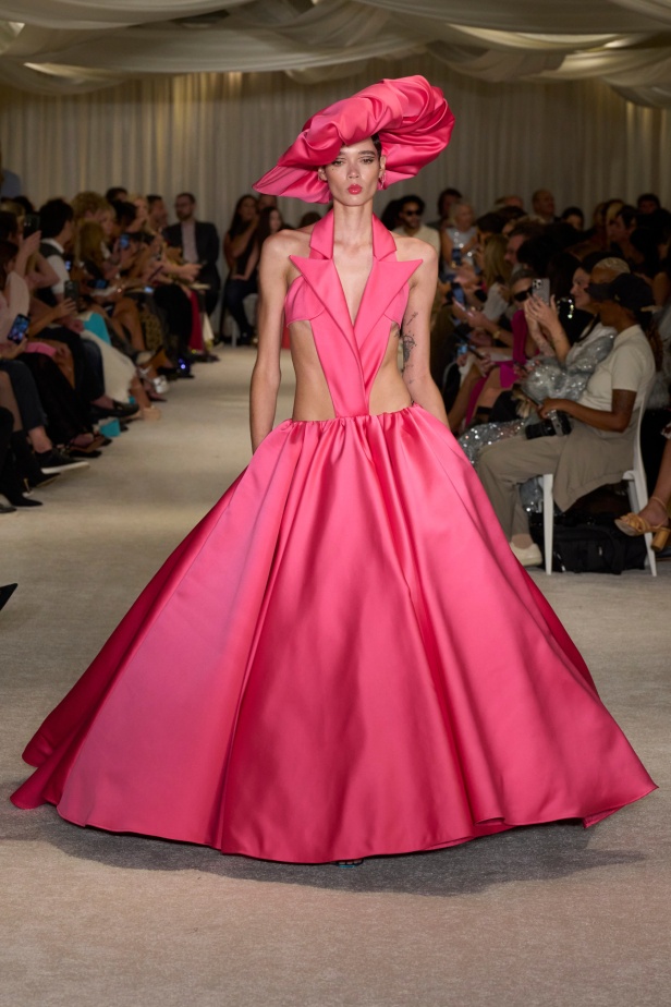 مجموعة Christian Siriano لربيع وصيف 2026 تحاكي الطابع الأنثوي