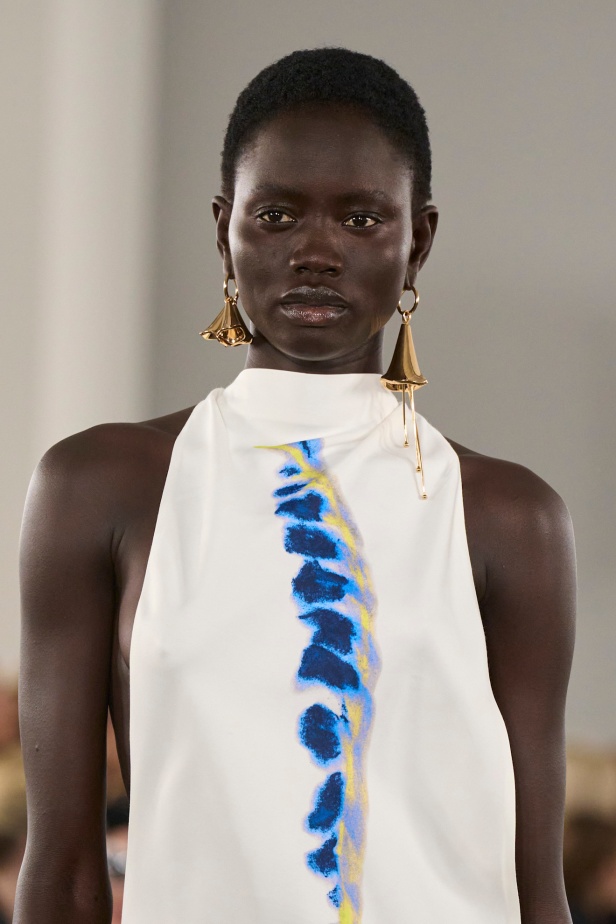 مجموعة Sportmax لربيع وصيف 2026 تنبض نعومة وثقة هادئة