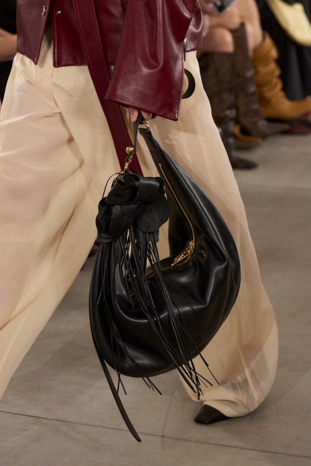 مجموعة Sportmax لربيع وصيف 2026 تنبض نعومة وثقة هادئة