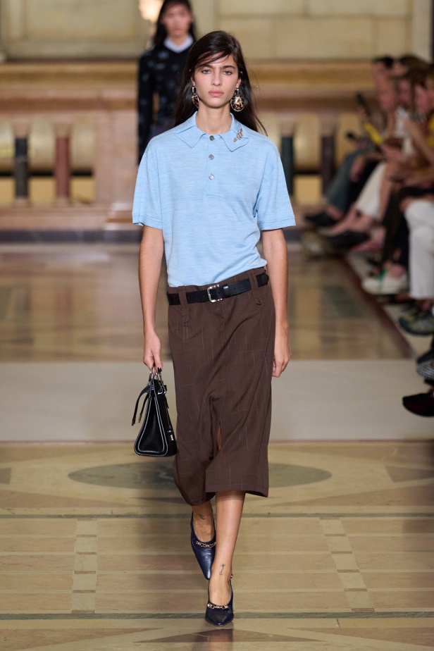 مجموعة Tory Burch لربيع وصيف 2026 تحتفي بالأنوثة وتحوّل العيوب إلى جمال