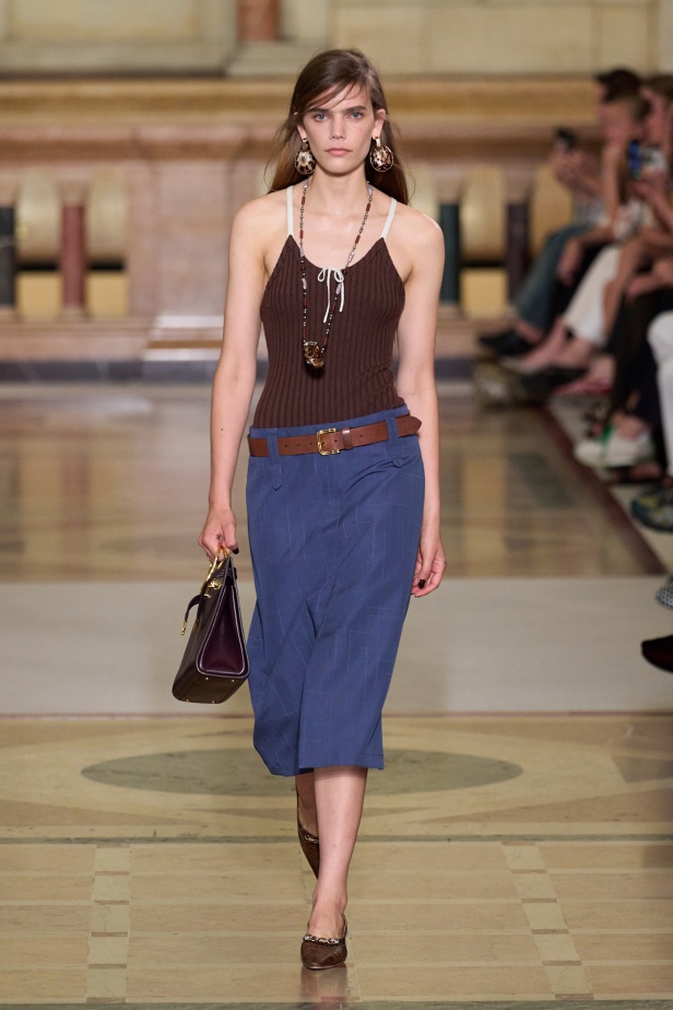 مجموعة Tory Burch لربيع وصيف 2026 تحتفي بالأنوثة وتحوّل العيوب إلى جمال