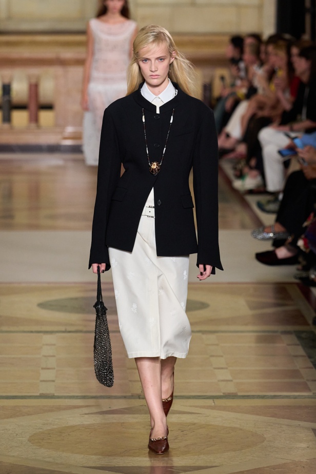 مجموعة Tory Burch لربيع وصيف 2026 تحتفي بالأنوثة وتحوّل العيوب إلى جمال