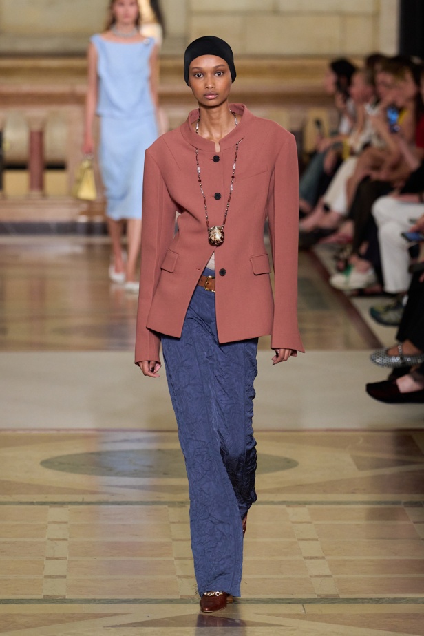 مجموعة Tory Burch لربيع وصيف 2026 تحتفي بالأنوثة وتحوّل العيوب إلى جمال