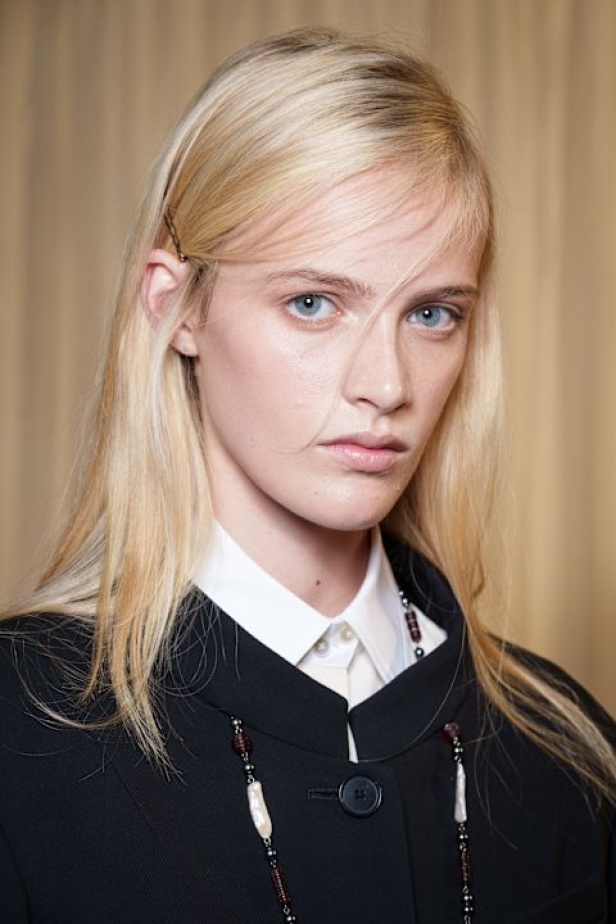 مجموعة Tory Burch لربيع وصيف 2026 تحتفي بالأنوثة وتحوّل العيوب إلى جمال